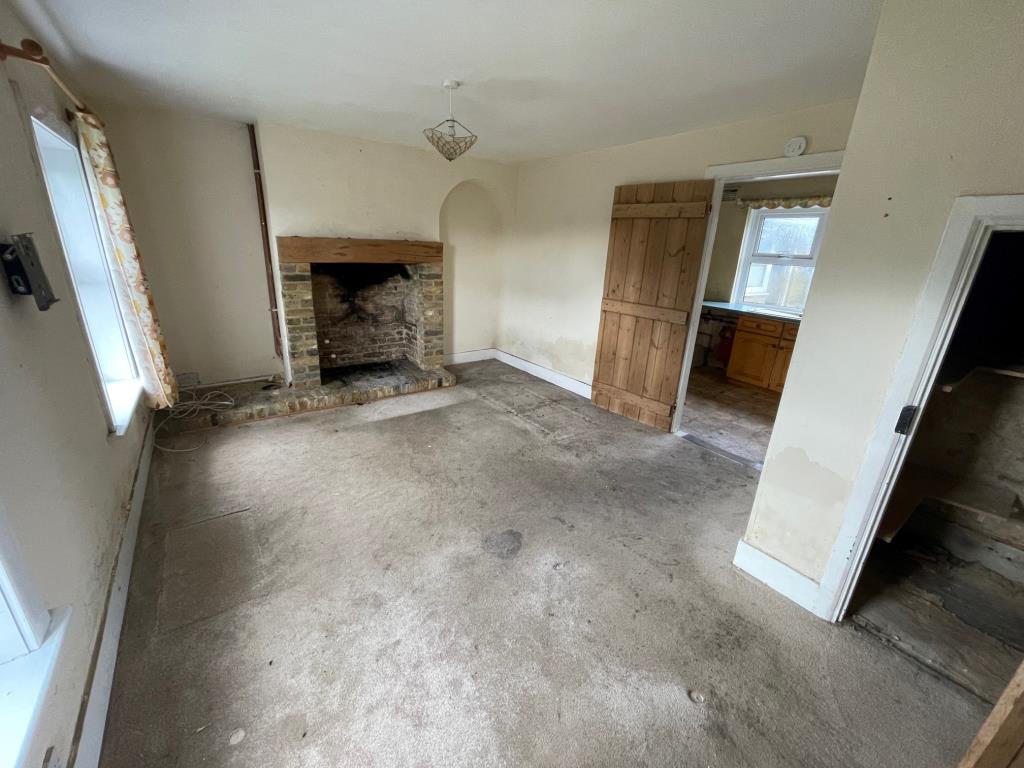 Lot: 84 - THREE-BEDROOM HOUSE FOR IMPROVEMENT - living room